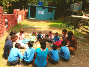 tibetan_culture:workcamp_group_volunteering_Dharamkot_primary_school_students